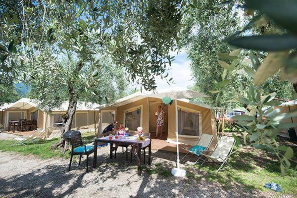 Weekend Glamping Resort San Felice del Benaco Bilik gambar